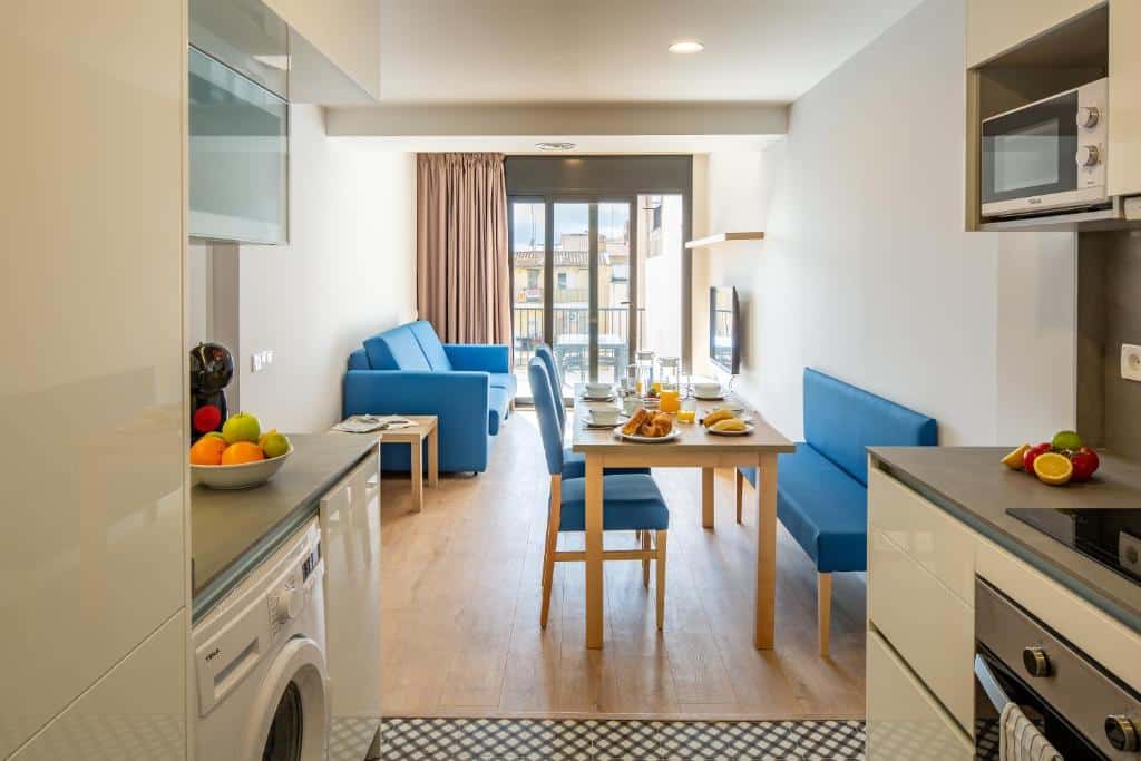 L'habitació doble de TGNA Rambla 68 ofereix un llit de matrimoni còmode i un disseny modern que crea un ambient relaxant i lluminós. Ideal per a famílies, professionals i turistes, l'apartament es troba a prop de les zones comercials i culturals de Tarragona, incloent la Rambla Nova. L'espai és perfecte per descansar després d'un dia de turisme o de negocis a la ciutat.