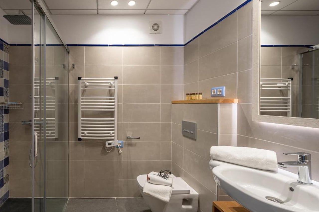 Bany funcional amb plat de dutxa i griferia moderna a TGNA Cervantes 8, ideal per a estades còmodament equipades a Tarragona.