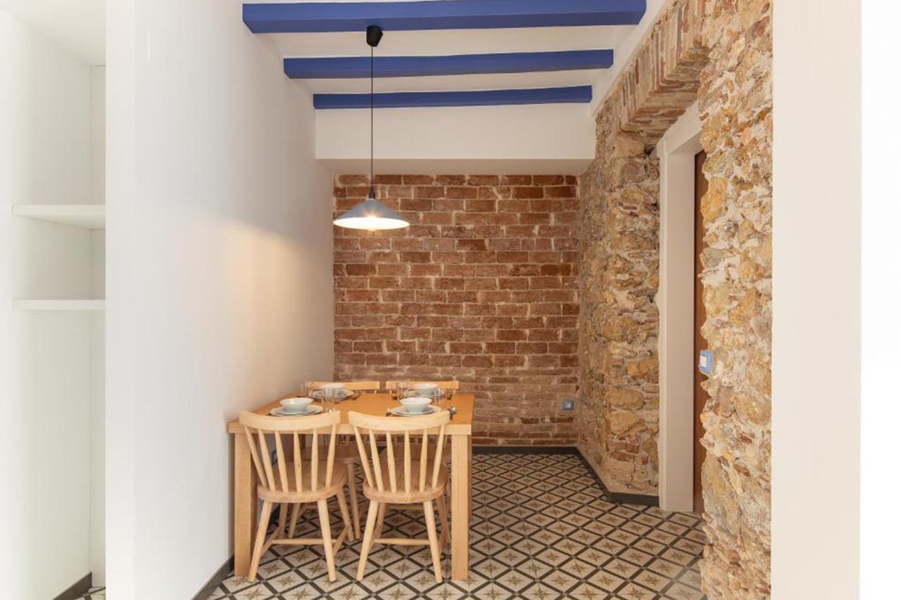 Menjador en apartament turístic de 2 habitacions per a 4 persones a TGNA Cervantes 8, ideal per a estades familiars o en grup a Tarragona.