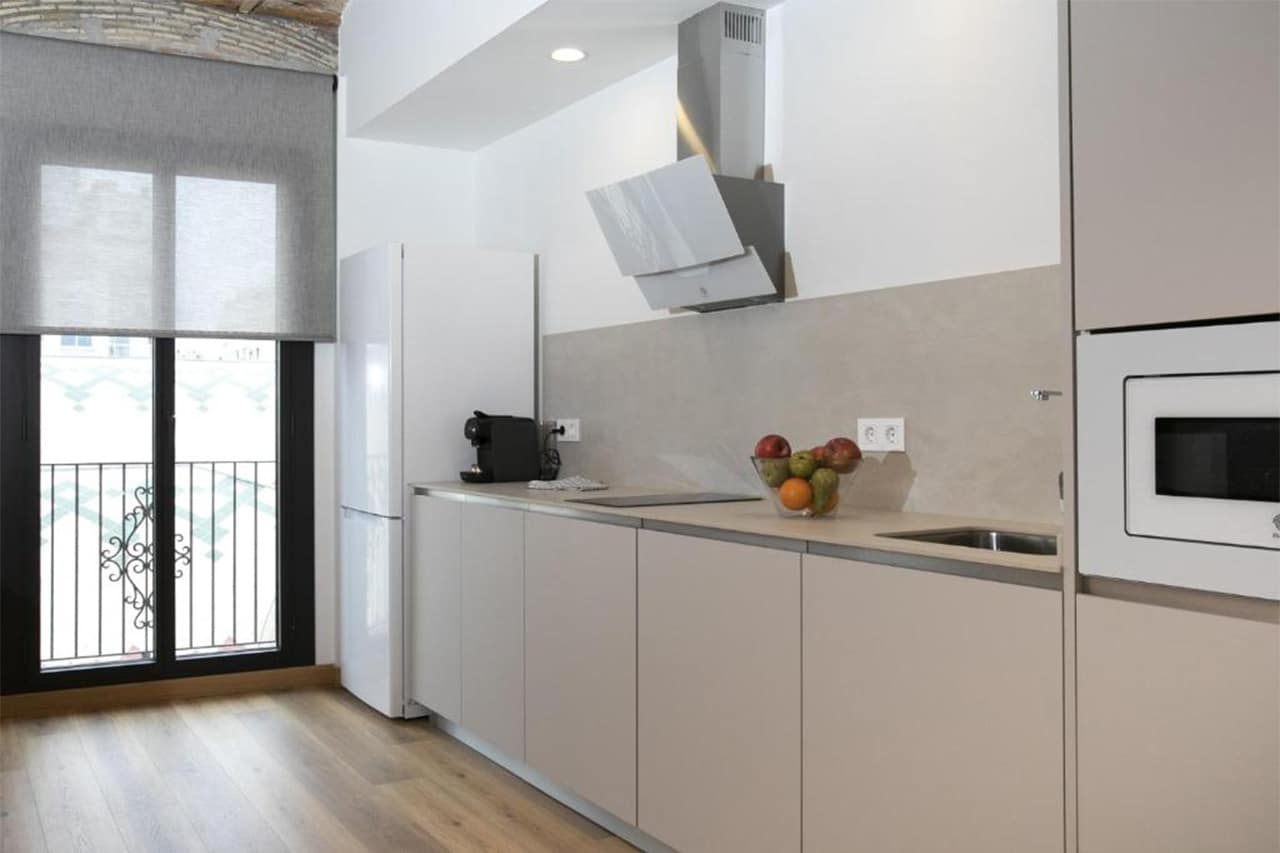 Cuina totalment equipad amb cuina elèctrica, campana extractora, nevera, microones, rentaplats i cafetera Nespresso, ideal per a estades llargues o curtes a Tarragona.