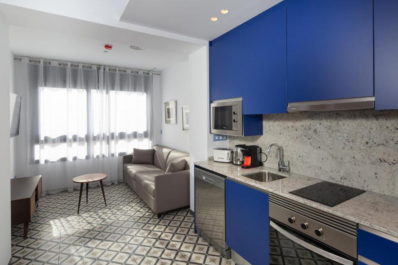 Cuina-menjador totalment equipat a TGNA Cervantes 8, un edifici d'apartaments tranquil, ideal per a estades curtes o llargues a Tarragona.