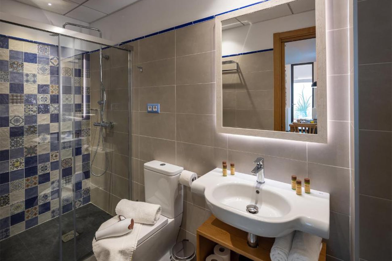 Bany funcional amb plat de dutxa i equipament habitual ideal per a estades curtes o llargues a Tarragona.