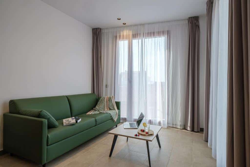 Foto del menjador de amb un sofà per a 2 persones, en un apartament molt lluminós, ideal per relaxar-se després d'un dia explorant Tarragona. L'espai és modern, acollidor i amb molta llum natural, perfecte per a turistes i famílies que busquen allotjament còmode al centre de la ciutat, amb totes les comoditats per gaudir d'una estada relaxant.