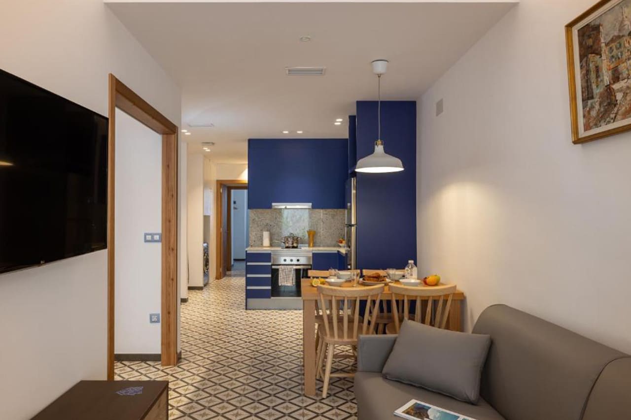 Menjador en apartament en els baixos de TGNA Cervantes 8, amb taula per a 4 persones parada amb esmorzar espectacular i accés a una terrassa interior lluminosa. Ideal per a estades a Tarragona.