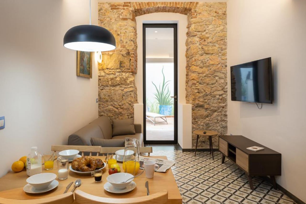 Terrassa privada en els baixos de TGNA Cervantes 8, d'un apartament per a 4 persones, ideal per a relaxar-se a Tarragona, amb espai per menjar i descansar a l'aire lliure.