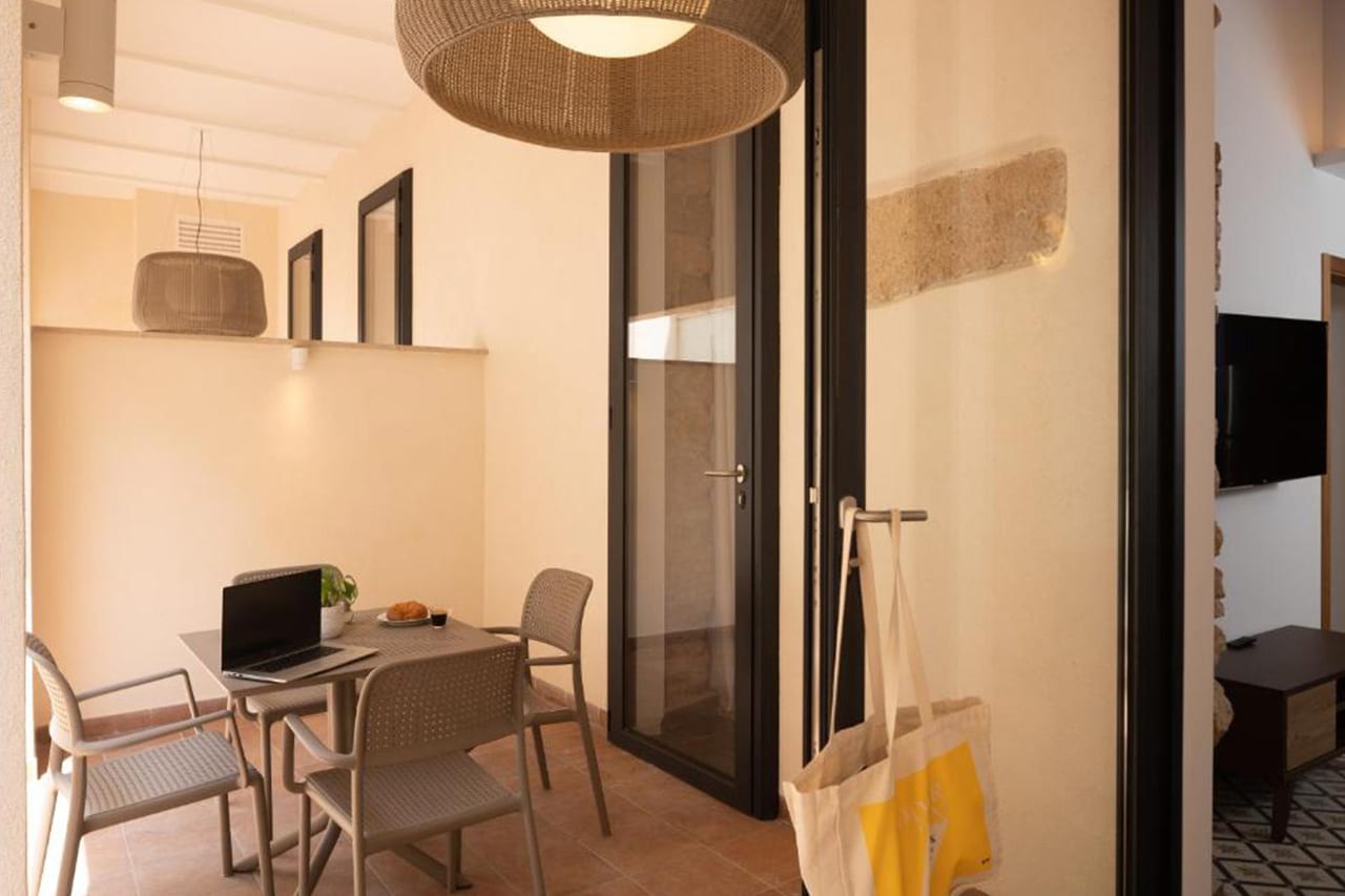 Terrassa privada en els baixos de TGNA Cervantes 8, d'un apartament per a 4 persones, ideal per a relaxar-se a Tarragona, amb espai per menjar i descansar a l'aire lliure.