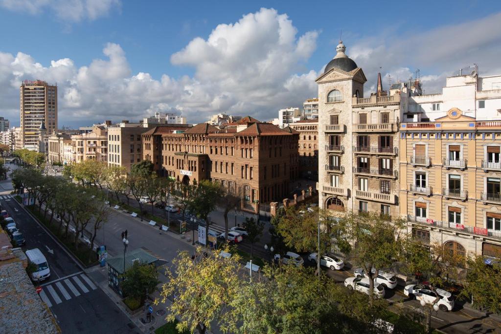 Vistes des de la terrassa de l'àtic de TGNA Rambla 68, amb una panoràmica de la Rambla Nova de Tarragona. Aquest apartament turístic ofereix un espai exterior privat perfecte per a famílies, professionals i turistes que volen gaudir d'un allotjament modern i cèntric a prop de zones comercials, culturals i històriques de la ciutat. Un lloc ideal per relaxar-se mentre gaudeixes de les vistes al cor de Tarragona.