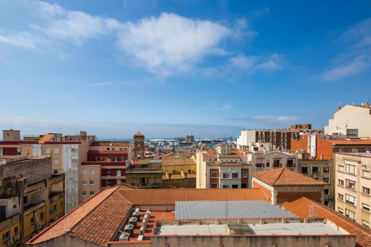 istes panoràmiques de la ciutat de Tarragona des del terrat de TGNA Cervantes 8, un apartament turístic cèntric ideal per a estades curtes o llargues, amb vistes espectaculars i ubicació privilegiada.