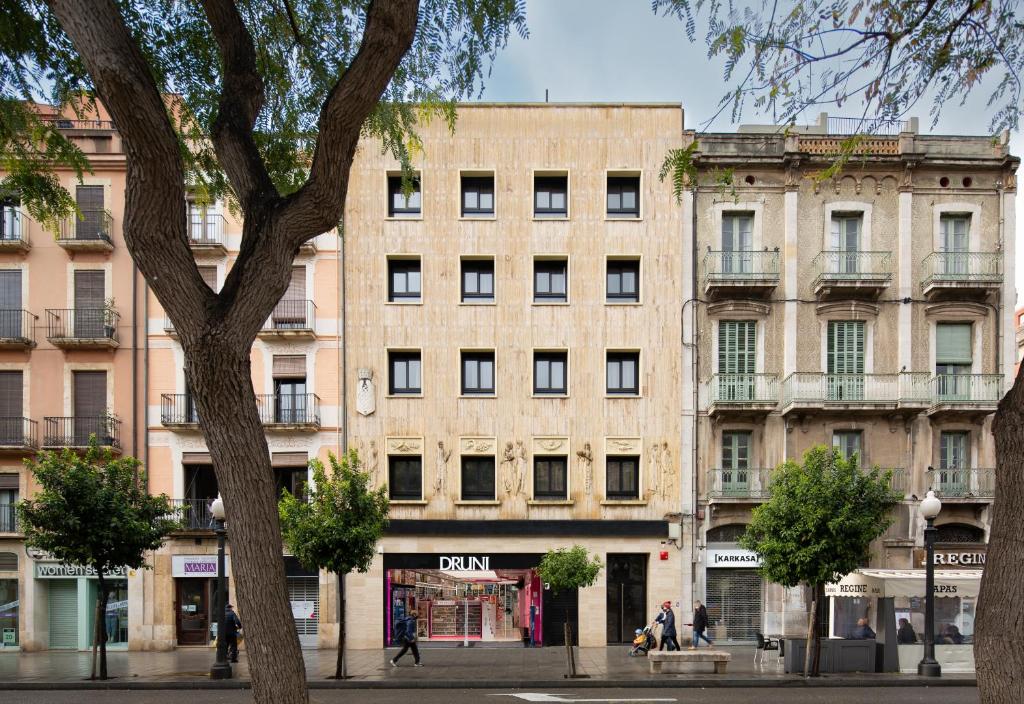 TGNA Rambla 68 és un edifici d'apartaments turístics situat a la Rambla Nova de Tarragona, l'antic edifici de Caixa Tarragona. Després de la seva rehabilitació, ha estat reconvertit en apartaments moderns, oferint allotjament cèntric per a famílies, professionals i turistes que busquen una estada còmoda a prop de zones comercials, culturals i històriques de la ciutat.