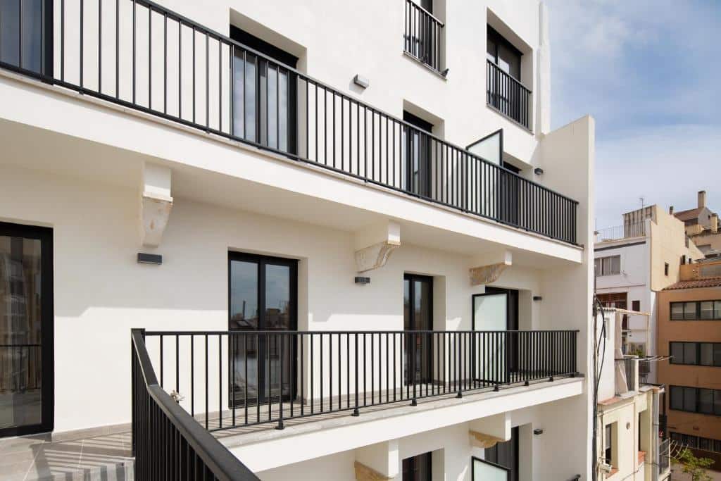 L'edifici d'apartaments TGNA Rambla 68 es troba en una illa rehabilitada a Tarragona, amb apartaments moderns i totalment equipats. Amb una ubicació cèntrica a prop de la Rambla Nova, ofereix allotjament ideal per a famílies, professionals i turistes que busquen una estada còmoda i ben connectada amb la ciutat. Perfecte per explorar els principals atractius turístics i gaudir de la vida urbana de Tarragona.