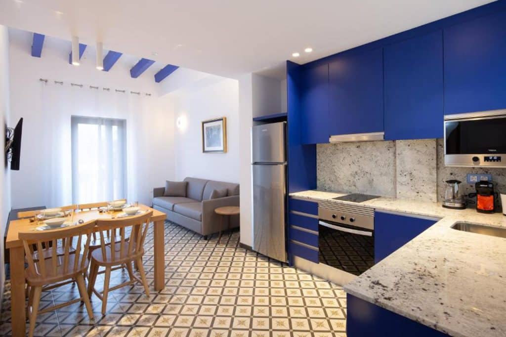 Cuina-menjador integrat en apartament turístic de, ideal per a estades curtes o llargues a Tarragona. Totalment equipat per oferir-te una experiència còmoda i funcional.