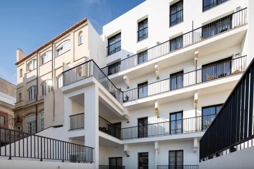 Interior de l'illa rehabilitada de TGNA Rambla 68, un espai modern i acollidor. L'edifici ha estat restaurat mantenint els elements originals, oferint apartaments amb un disseny contemporani però respectant la història i l'arquitectura de Tarragona. Ideal per a famílies, professionals i turistes que busquen allotjament en una zona cèntrica i amb fàcil accés a llocs d'interès.