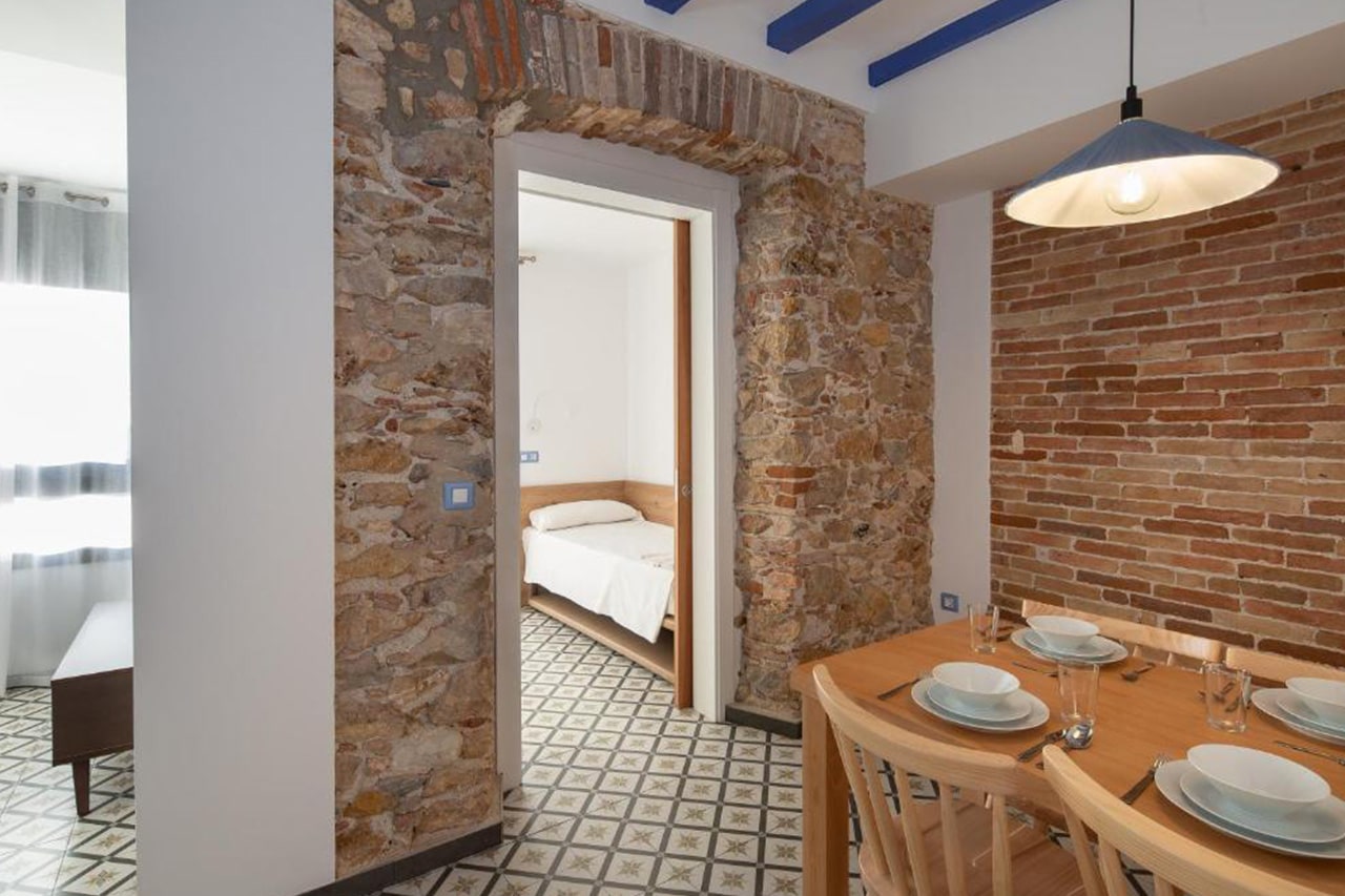 Habitació lluminosa amb llits individuals en apartament turístic de 2 habitacions per a 4 persones a TGNA Cervantes 8, ideal per a famílies o grups a Tarragona.