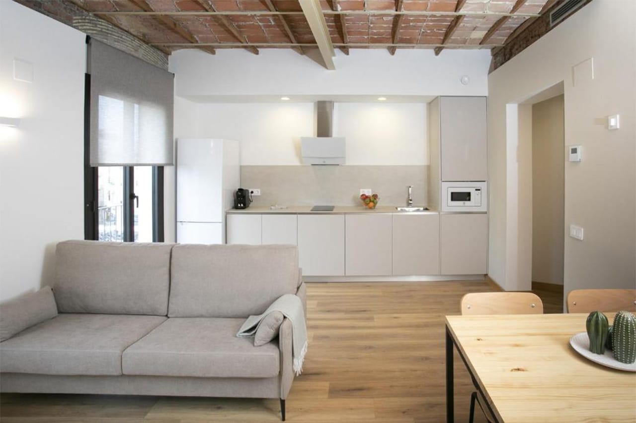 Foto de la cuina-menjador d'un apartament per a 4 persones. Espai modern i completament equipat per a una estada còmoda i pràctica a Tarragona.