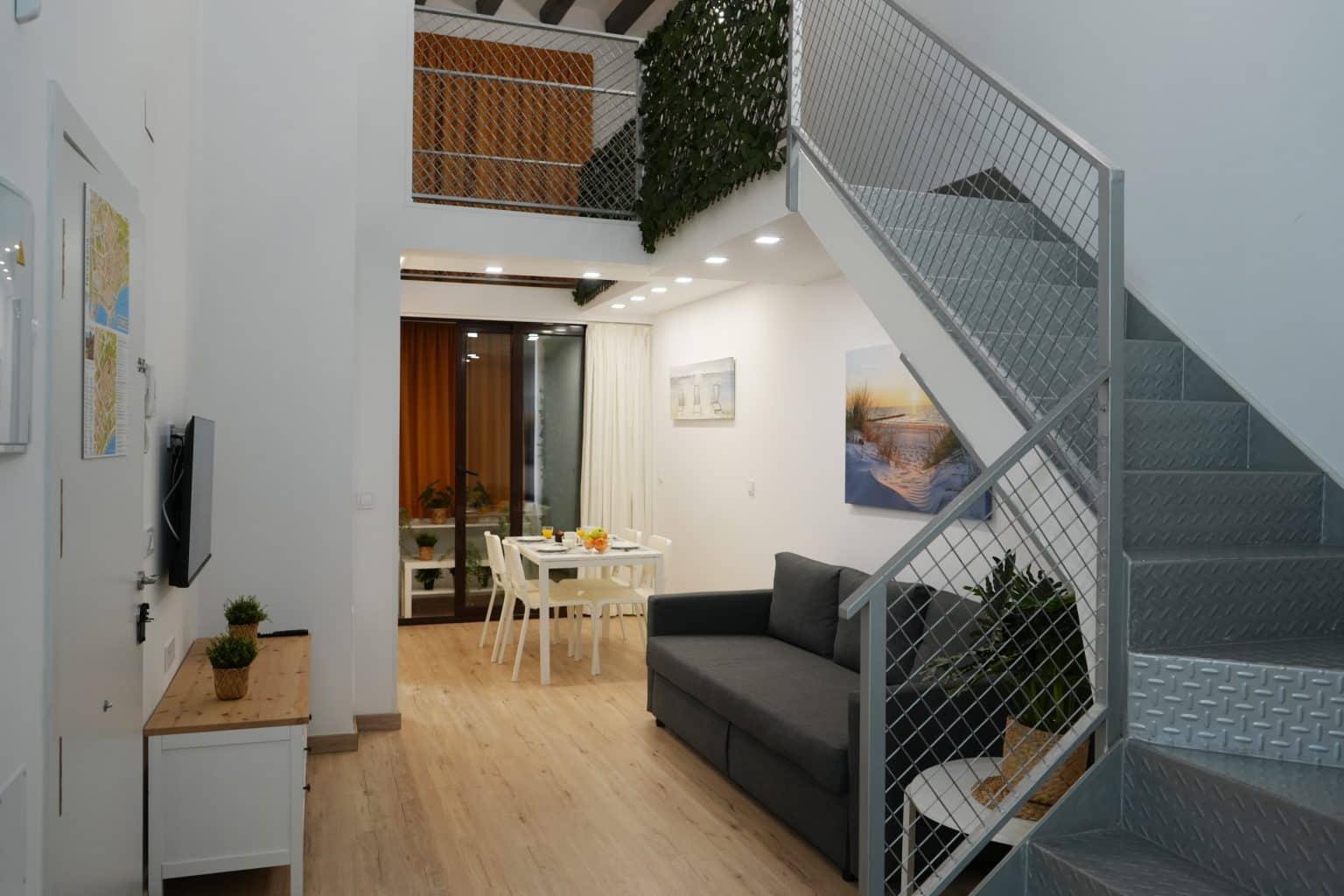Dúplex a TGNA Llúria 11, apartament turístic modern a Tarragona, capital de la Costa Daurada. Ideal per a parelles, grups d'amics o famílies, amb una decoració actual i un espai ampli i acollidor. L'apartament es troba en una ubicació excel·lent, a prop de la Rambla Nova i de les platges de Tarragona, perfecte per gaudir de les vacances o per treballar a la ciutat com a nòmades digitals.