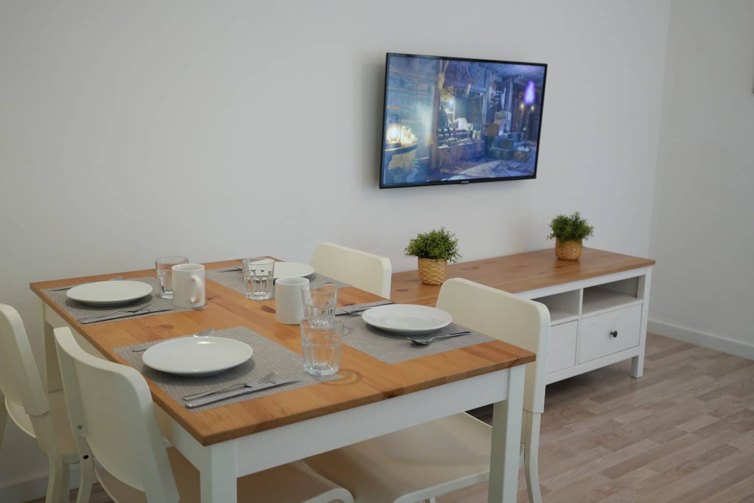 Menjador amb taula per a 4 persones a TGNA Llúria 11, un apartament turístic situat a prop del Balcó del Mediterrani a Tarragona. L'apartament ofereix una zona de menjador acollidora, ideal per a famílies i grups de viatgers que busquen allotjament còmode i ben situat, amb accés fàcil als principals punts turístics de la ciutat i a les seves meravelloses vistes al Mediterrani. Ideal per gaudir d'un dinaret familiar o sopar amb amics mentre es gaudeix de l'encant de Tarragona.