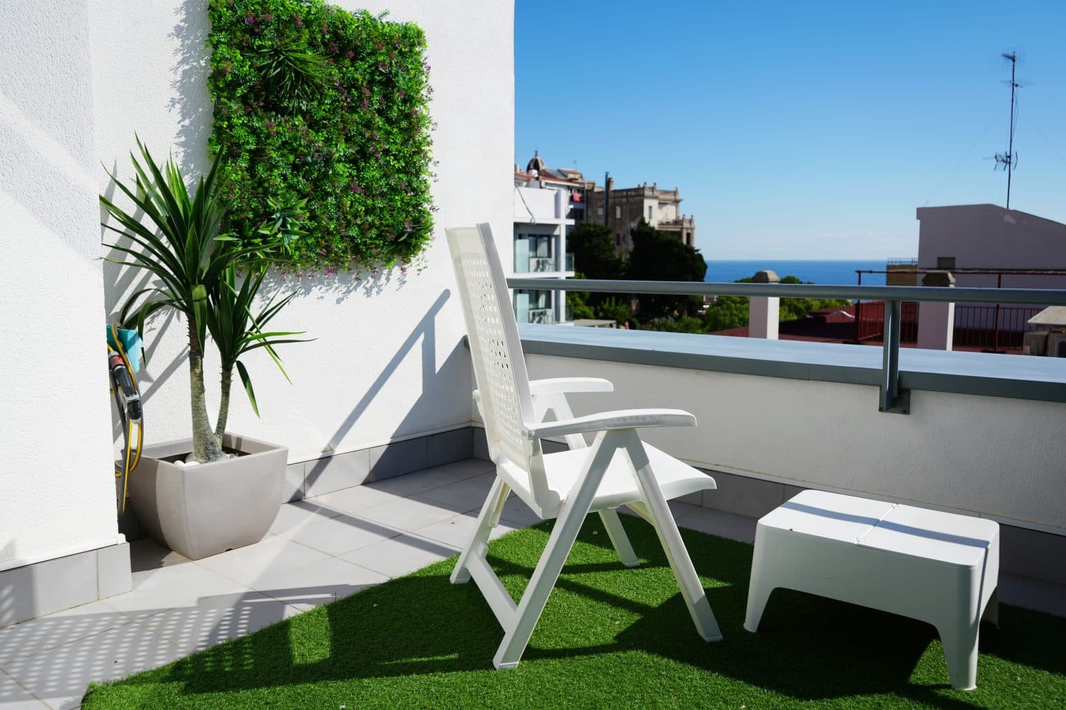 Terrat de TGNA Llúria 11, amb una tumbona per prendre el sol i vistes al mar Mediterrani. L'espai exterior és perfecte per gaudir de moments de relax, mentre es contempla la Costa Daurada. Aquest terrat ofereix un ambient tranquil i còmode, ideal per a estades de vacances, nòmades digitals o famílies que busquen un allotjament amb vistes excepcionals i accés a les principals atraccions de Tarragona.