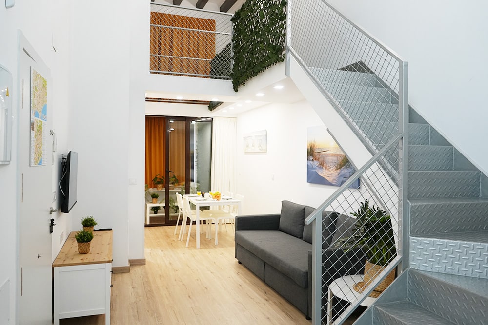 Dúplex de 2 plantes a TGNA Llúria 11, un apartament turístic de Tarragona, capital de la Costa Daurada. Aquest apartament dúplex ofereix un espai ampli i lluminós, ideal per a famílies, grups d'amics i nòmades digitals. L'apartament, amb accés a una terrassa privada, es troba al centre de la ciutat, a pocs minuts de la Rambla Nova i les platges de Tarragona, una ubicació perfecte per gaudir de les vacances o per una estada de feina a Tarragona.
