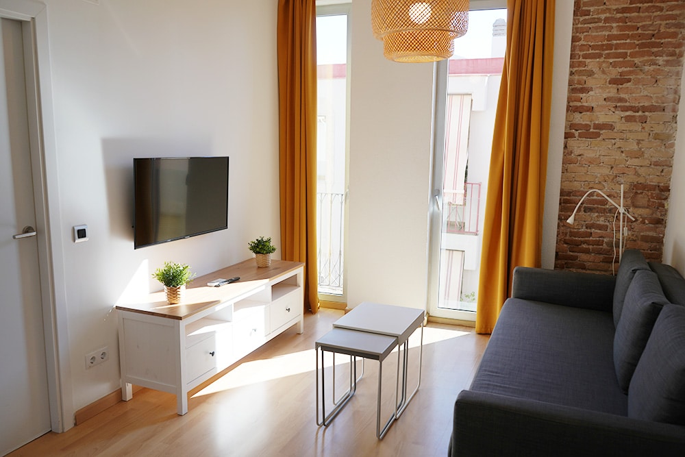 Menjador d'apartament de 1 habitació a TGNA Llúria 11, apartament turístic a Tarragona, capital de la Costa Daurada. Aquest apartament de 1 habitació disposa d'un menjador còmode i acollidor, ideal per a parelles o viatgers individuals que busquen un allotjament pràctic i ben situat a prop de la Rambla Nova i les platges de Tarragona. Amb un disseny modern i funcional, és perfecte per a una estada relaxant o de treball a la ciutat.