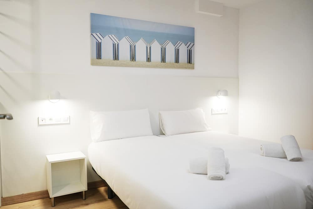 Cuina de TGNA Llúria 11, apartament turístic a Tarragona, capital de la Costa Daurada. L'espai compta amb una cuina moderna i equipada amb els millors electrodomèstics per a preparar els teus àpats mentre gaudeixes de la teva estada. Situat a prop de la Rambla Nova i les platges de Tarragona, és perfecte per a famílies, parelles i nòmades digitals. Ideal per a aquells que volen allotjament amb cuina equipada al cor de la ciutat, amb un ambient còmode i pràctic per treballar i descansar.