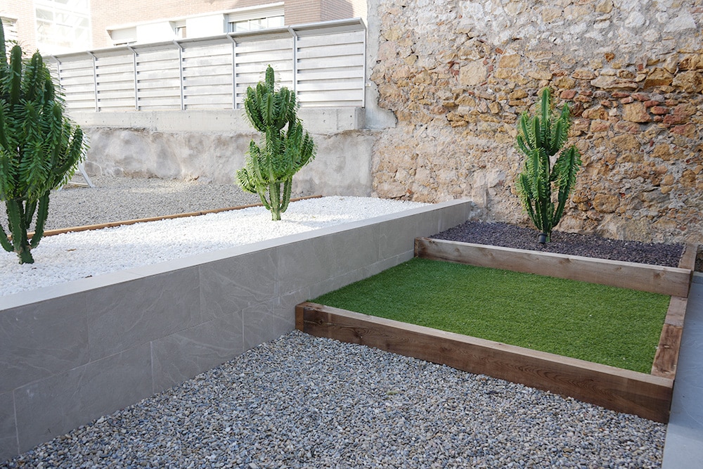 Accés a l'edifici de TGNA Llúria 11, un edifici d'apartaments turístics modern situat a la Costa Daurada. L'accés és còmode i fàcil, amb una ubicació privilegiada a la Rambla Nova, al centre de Tarragona, capital de la Costa Daurada, a poca distància dels principals punts d'interès turístic com el Balco del Mediterrani i les platges de la Costa Daurada. L'edifici està adaptat per a famílies, parelles, nòmades digitals i grups de turistes que busquen allotjament còmode i accessible.