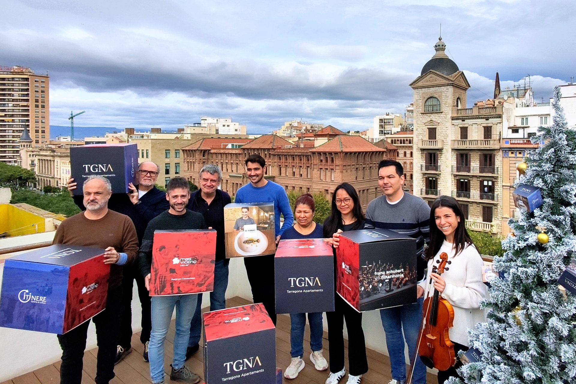 Equip de TGNA Tarragona Apartaments amb Moha Quach (restaurant El Terrat), Xavi Vicenç (Celler Mas Vicenç) i Xavi Mejuto (Itinere Turisme & Cultura) presentant les experiències de Nadal i Cap d’Any 2025-2026 a Tarragona