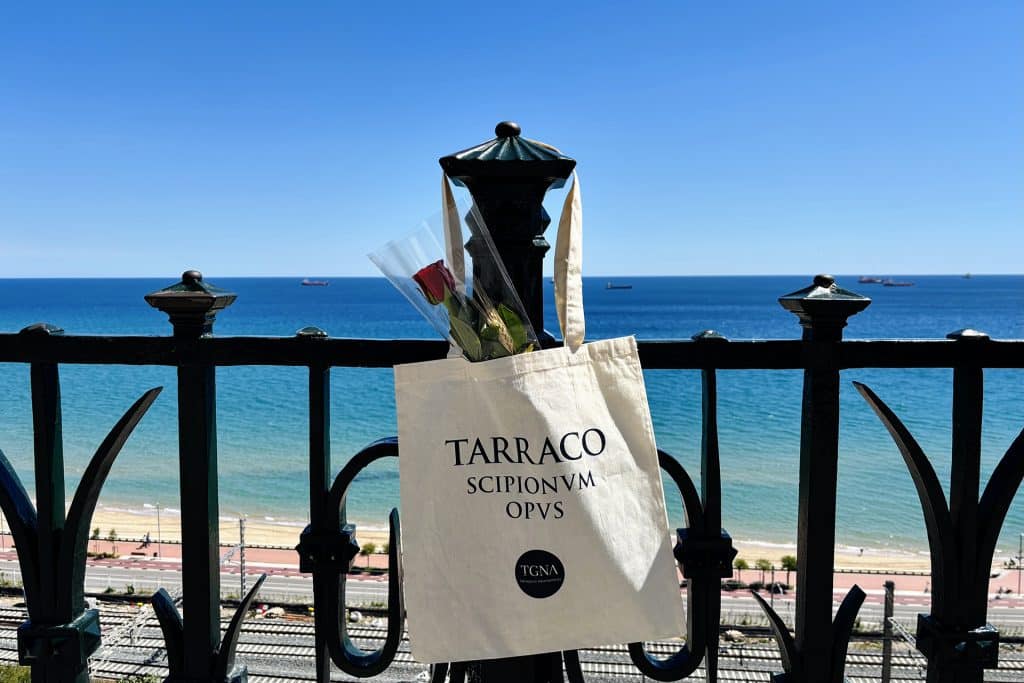 Une rose rouge de la Saint-Georges avec le Balcon de la Méditerranée et la mer de Tarragone en arrière-plan.