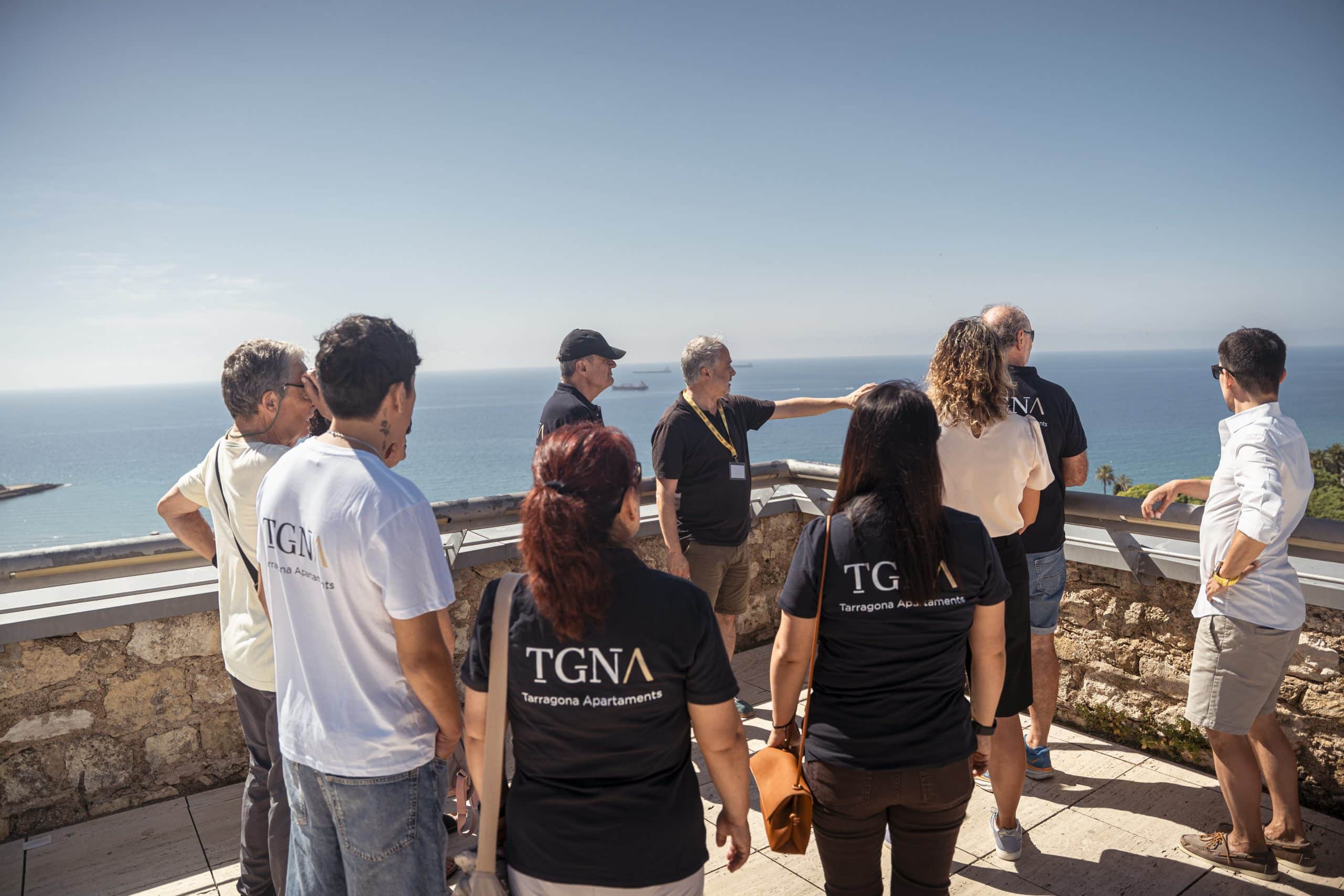 L'equip de TGNA Tarragona Apartaments gaudint de les vistes panoràmiques al mar Mediterrani des de la Torre del Pretori en una visita guiada.