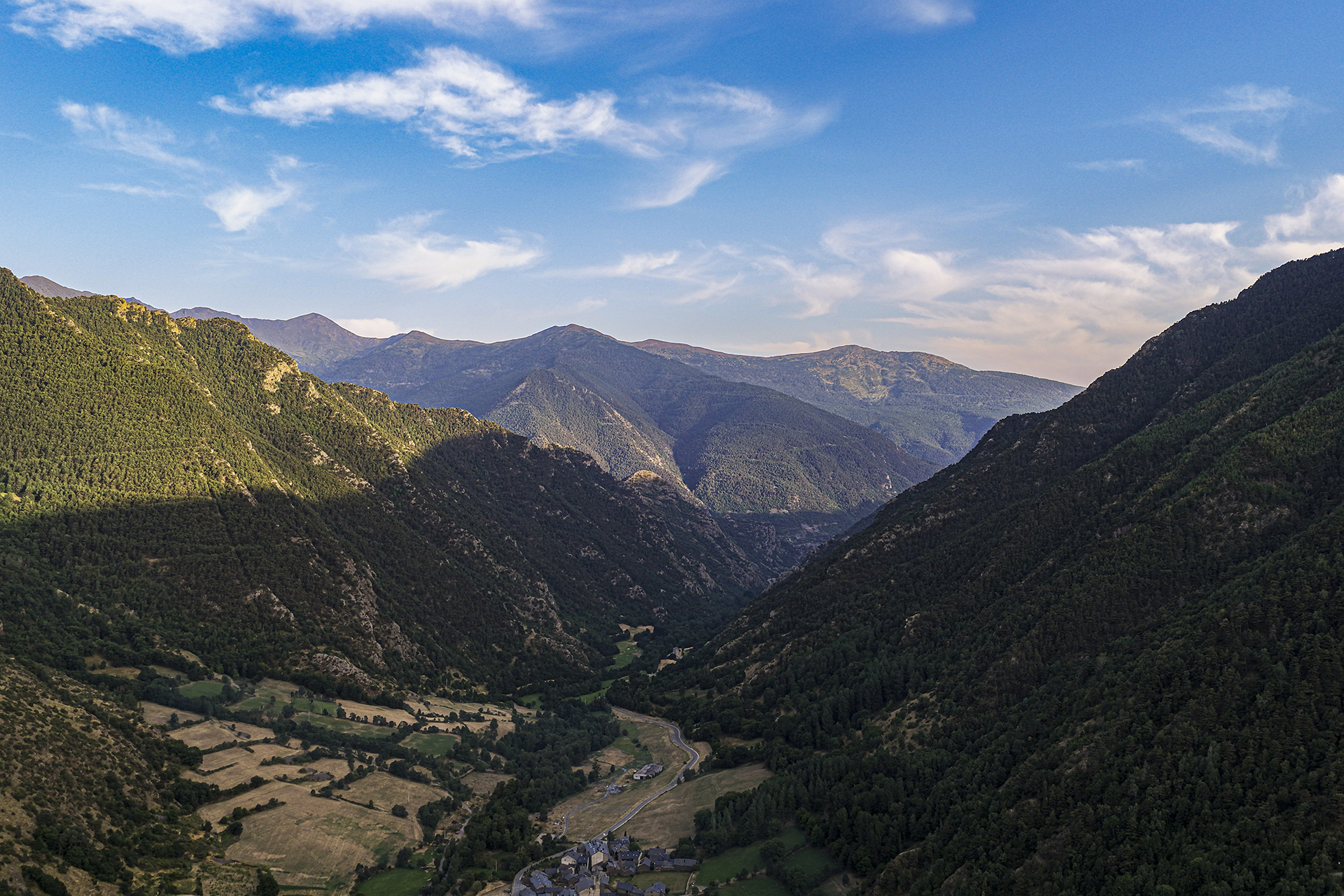 Paisatge natural de la Vall Ferrera al Pirineu, inici de la ruta de Castellanau al cor del Pallars Sobirà.