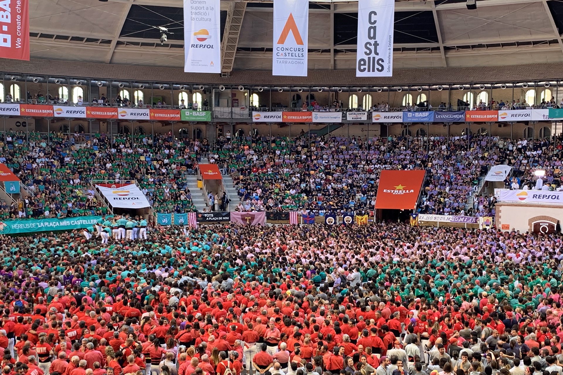 Vista general de la Tàrraco Arena Plaça de Tarragona plena de colles i públic durant el Concurs de Castells.
