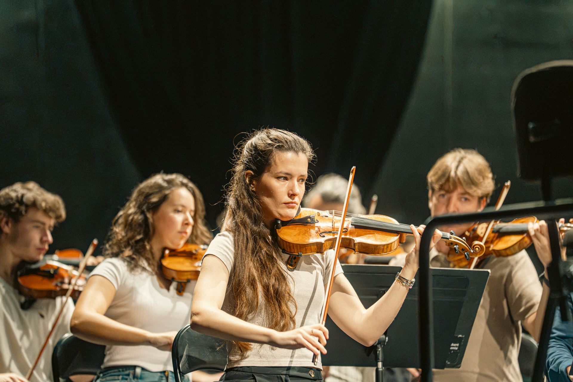La violoniste Maria Florea pendant la répétition avec la Franz Schubert Filharmonia